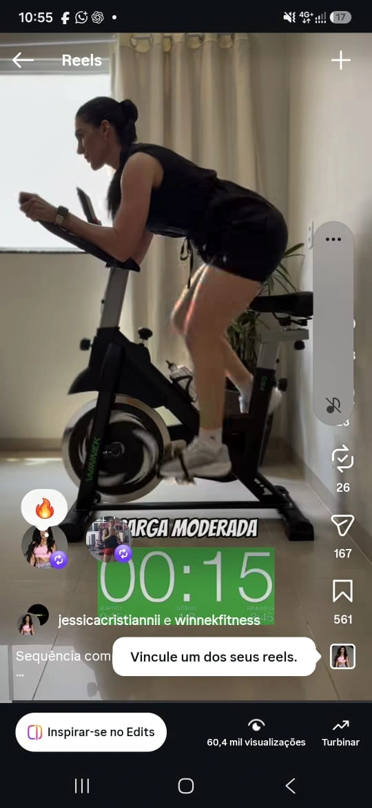 Jéssica Cristianni pedalando em uma bike de spinning